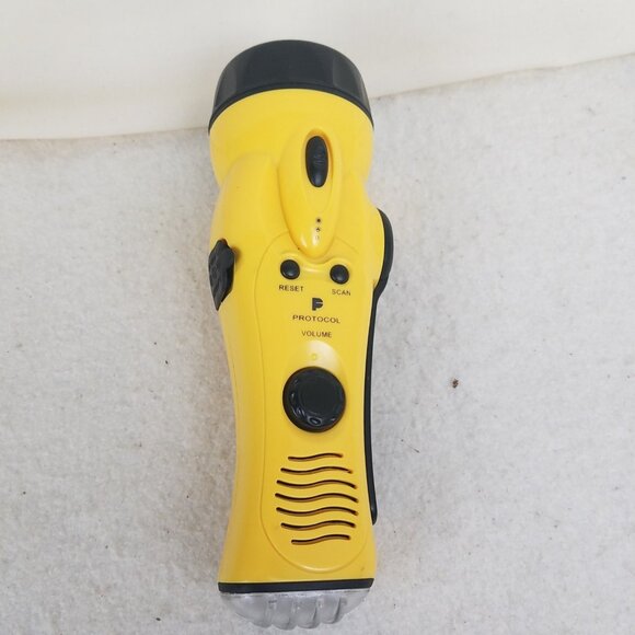 Flashllight Emergency Multifunctional Crank charge Radio Flashing Dynamo - Picture 9 of 10